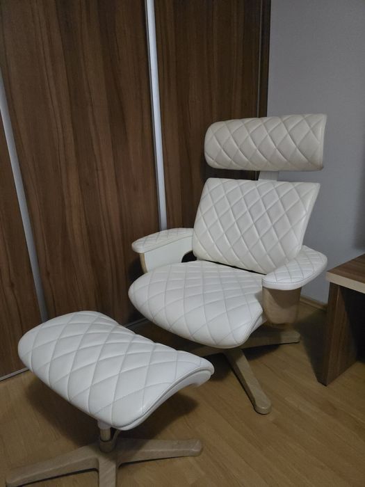 Vând fotoliu / lounge chair Nuvem din piele naturală + taburet