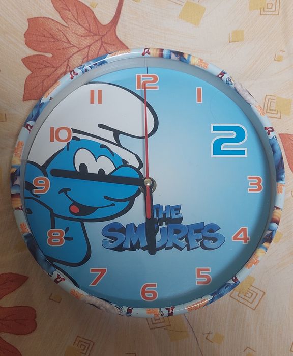 Стенен часовник със смърфовете