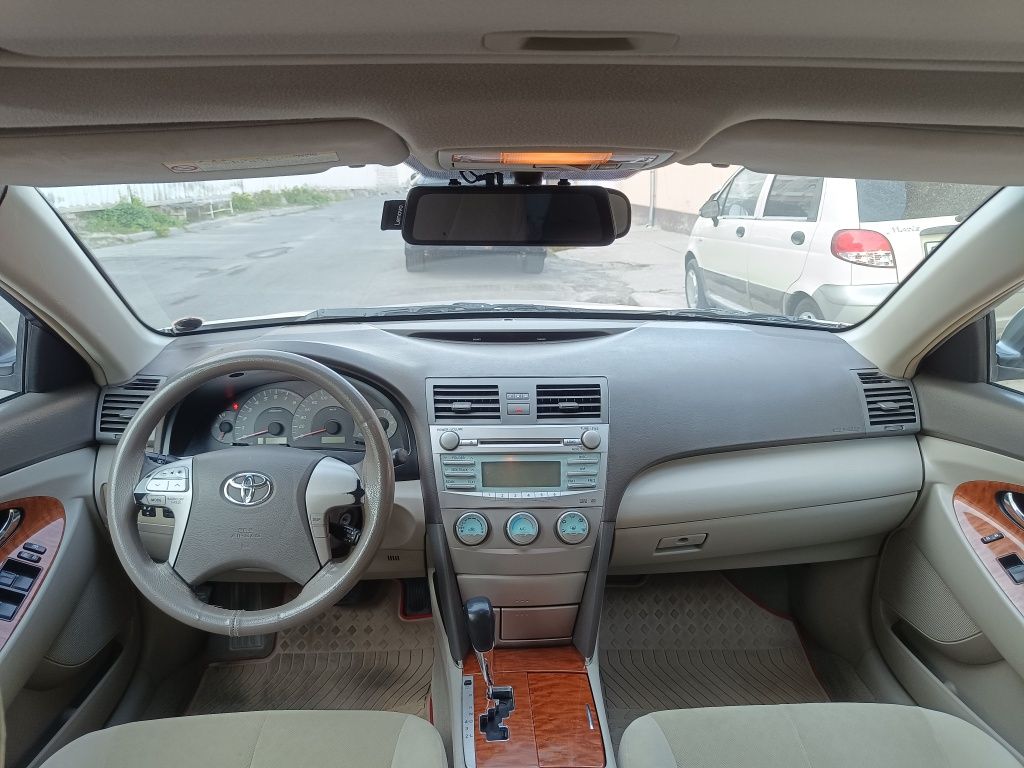Toyota Camry sotiladi.