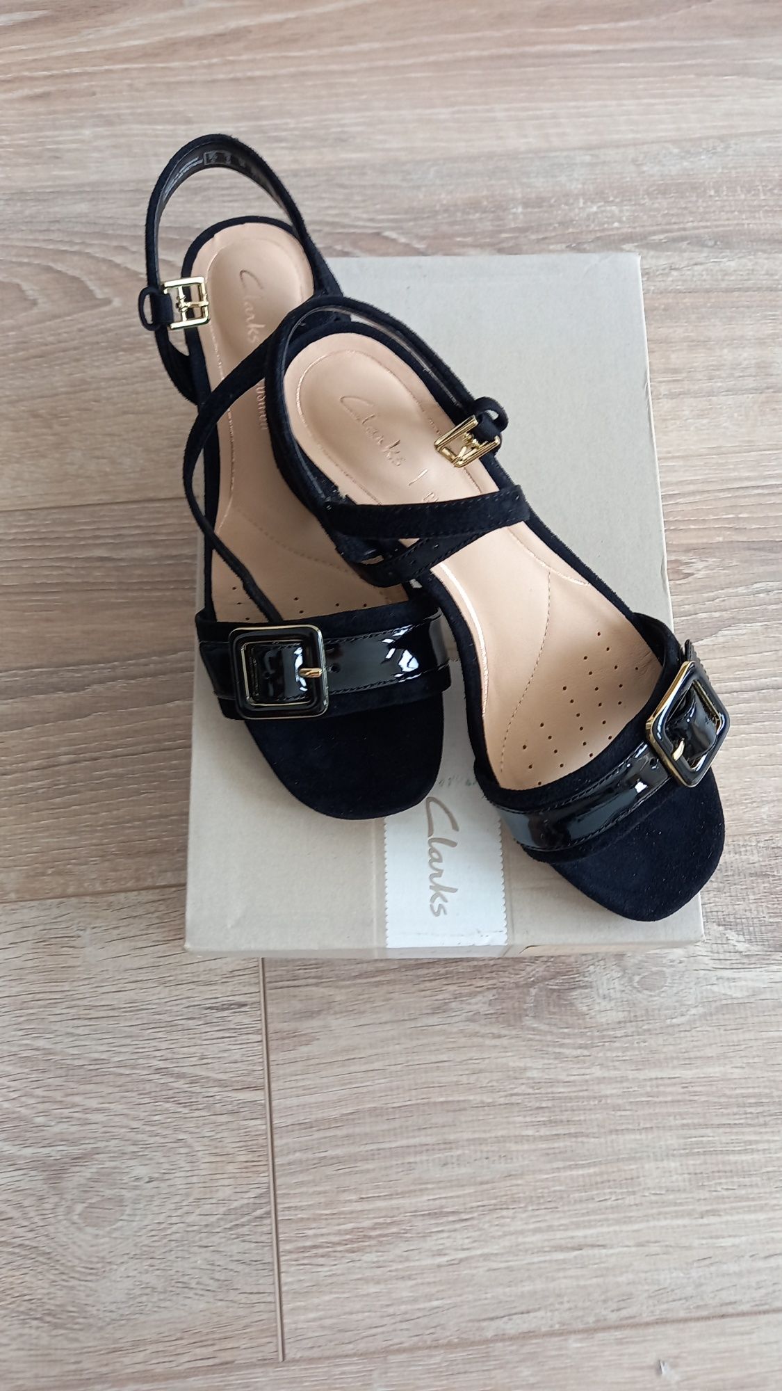 Стилни и удобни сандали Clarks