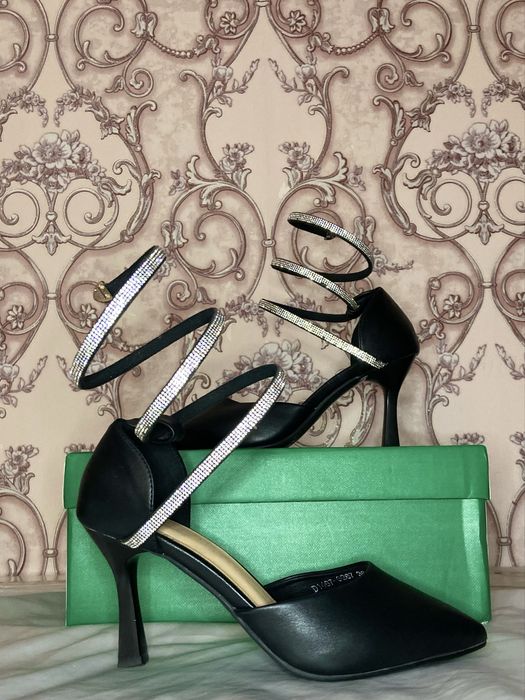 чёрные туфли с ремешками-струнами и стразами