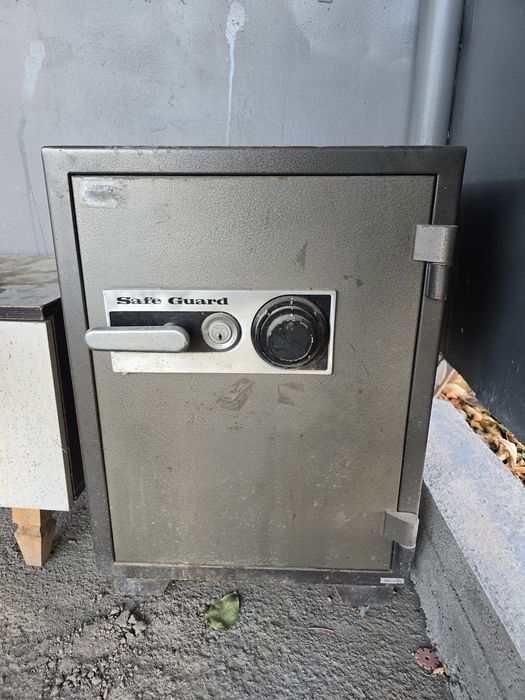 Продам мощный, тяжёлый сейф