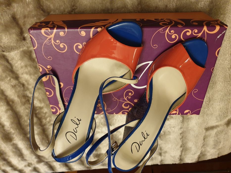 Босоножки натуральная лаковая кожа.состояние новые