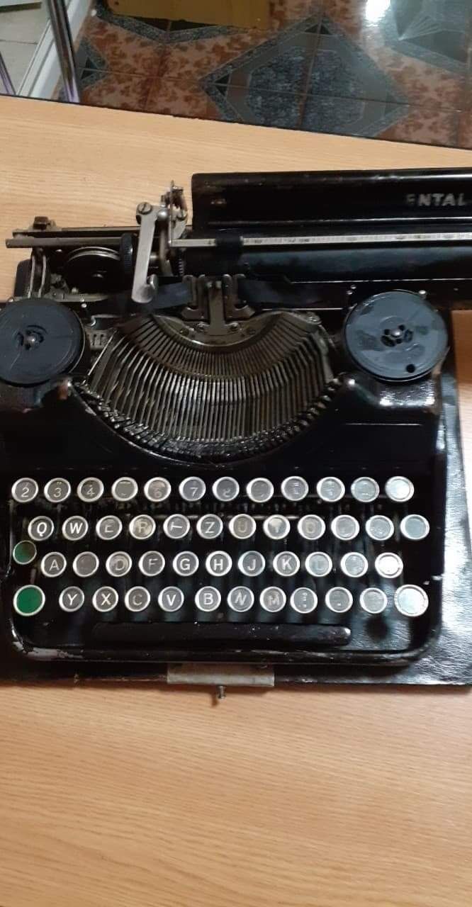 Mașină de scris Continental plus cutia originala