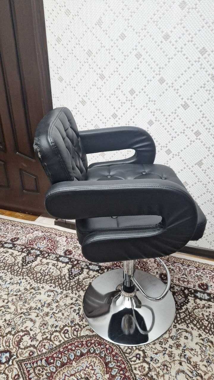 Продаю барный стулья несколько есть, черные