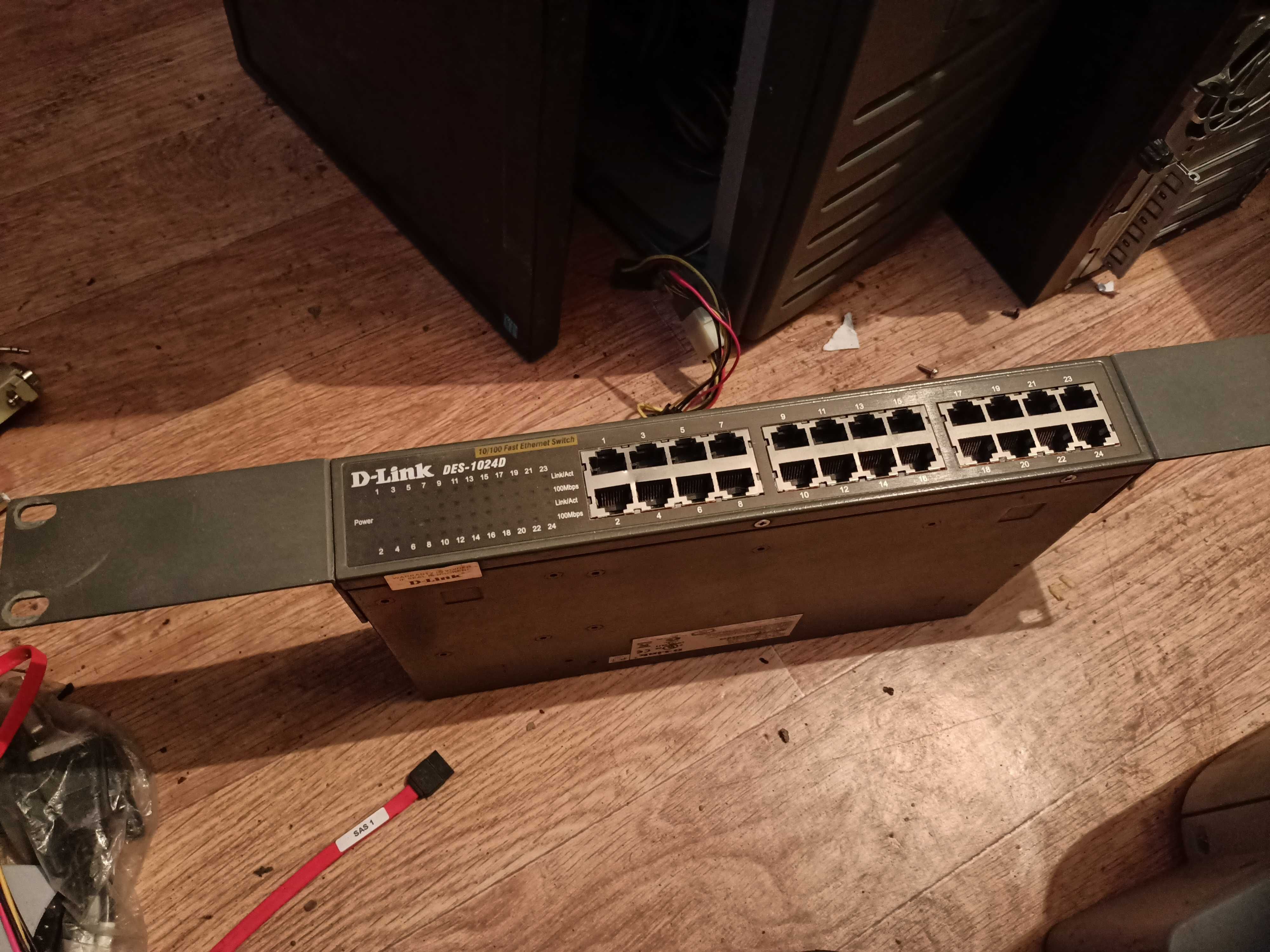 Продам неуправляемый коммутатор "D-Link DES-1024D"