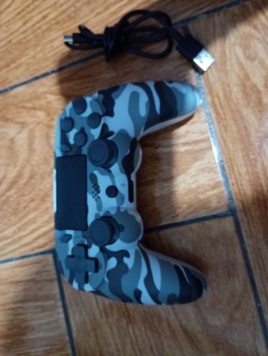 Controler pentru PlayStation 4 este foarte bun merge și la PC