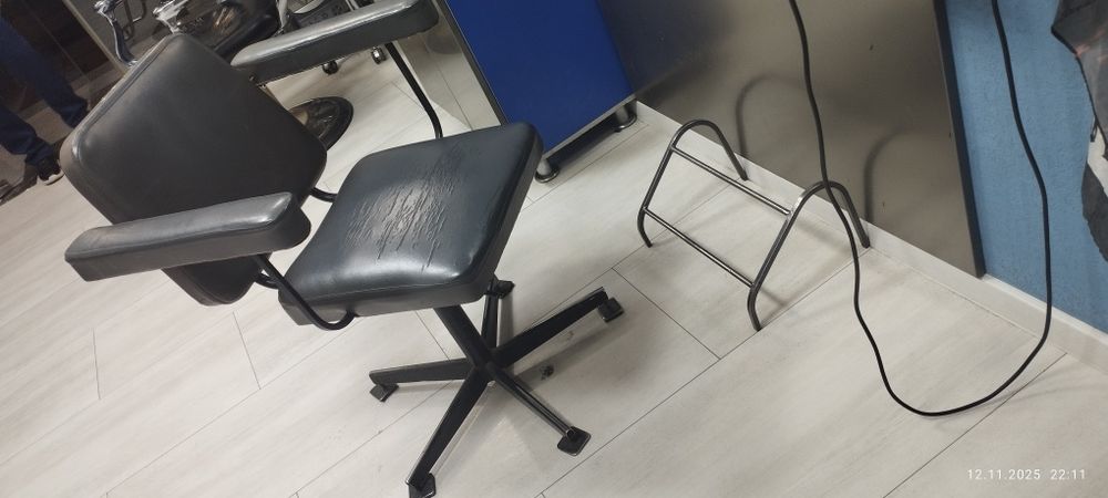 Парикмахерская кресло ножками.состояние б/у.