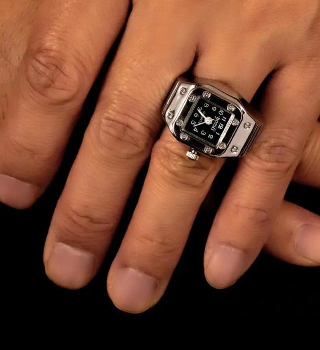 Кварцевые часы на палец