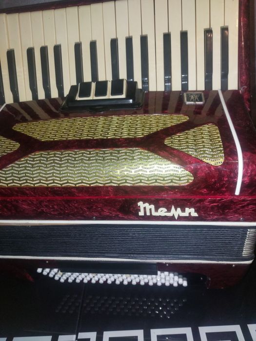 Vând acordeon  80 basi