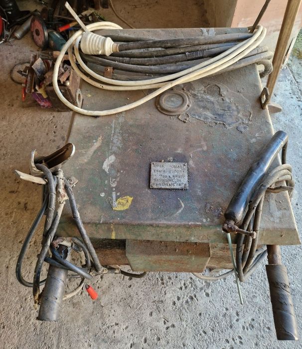 Vând aparat de sudură trifazat.