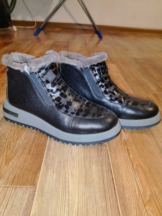 Продам ботинки зимние, женские.