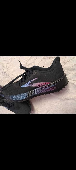 adidasi brooks hiperion tempo