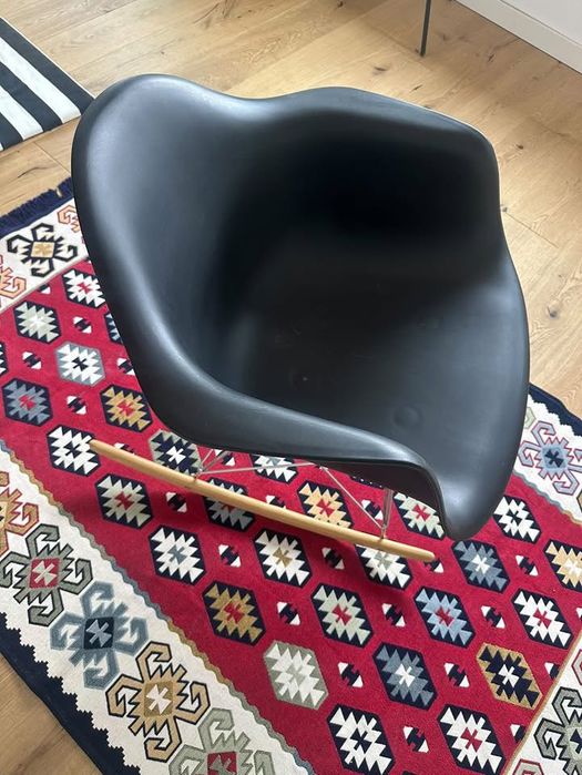 Люлеещ се стол и килим