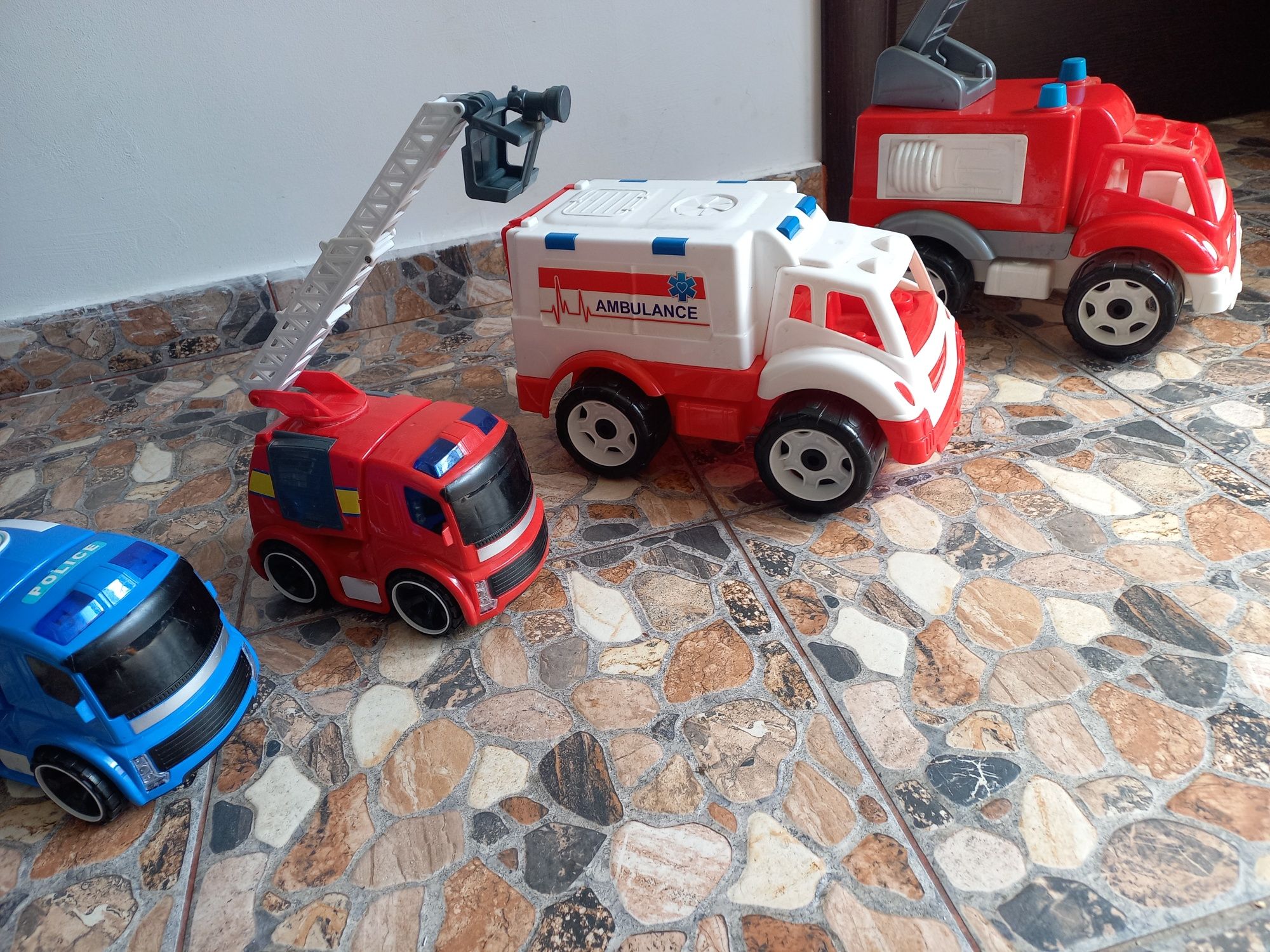 4 jucarii copii ambulante si pompieri