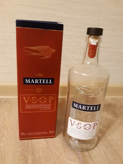 Бутилка с кутия от коняк Martell V.S.О.Р red barrels за колекция