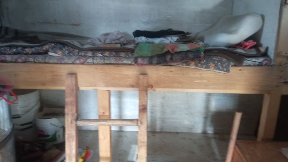 Stupina cu 48 de familii, stupi