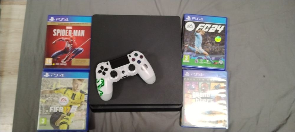 Vând PS 4 slim cu 1 TB