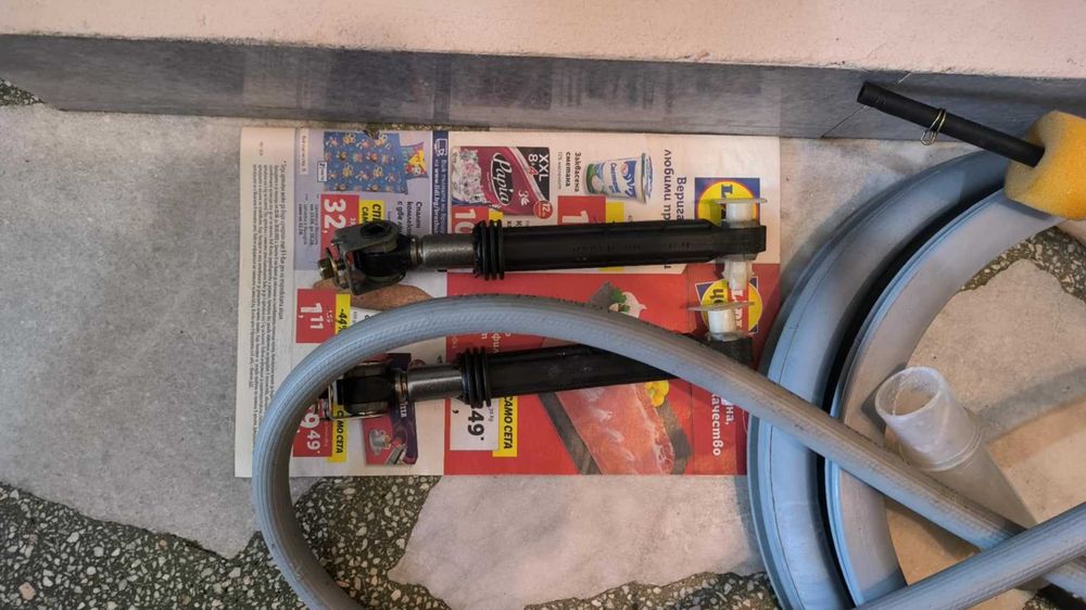 Продавам пералня Индезит на части