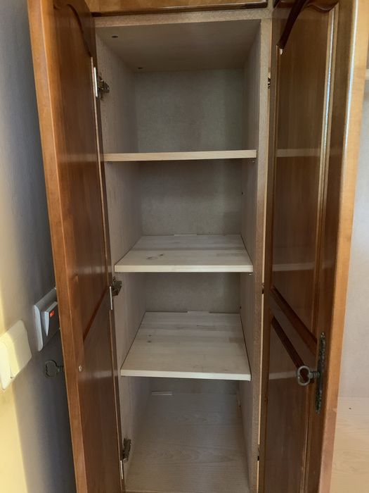 Трикрилен гардероб с надстройка от масив