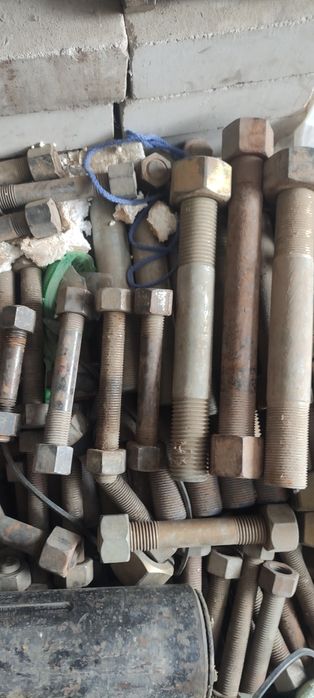 Продам адаптеры ,фланцы , шпильки с гайками , манометры разные