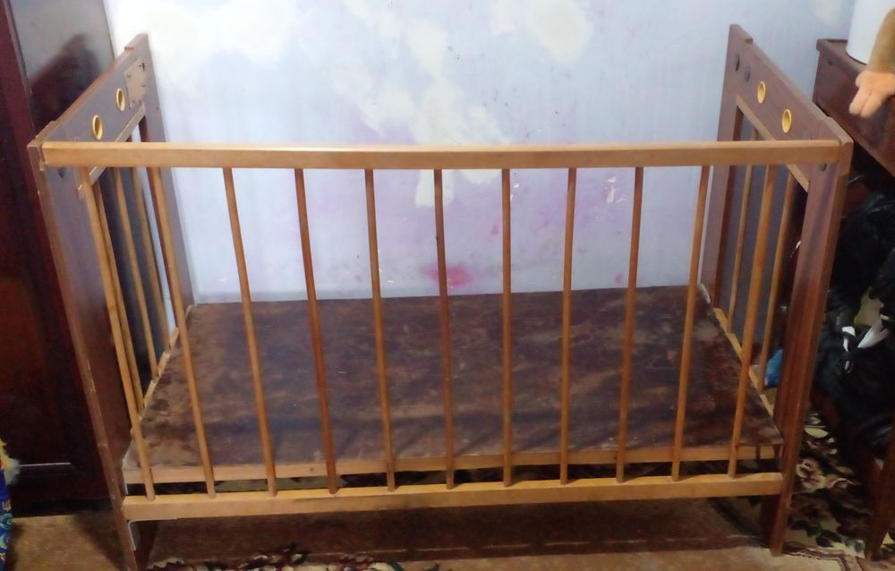 Детская кроватка с матрацем.