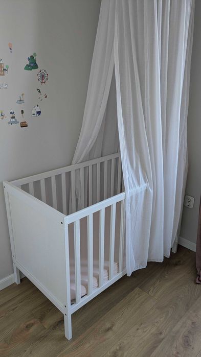 IKEA SUNDVIK бебешко креватче, матрак, протектор и балдахин