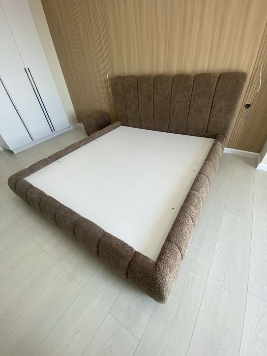 Кровать двуспальная с подъемным механизмом