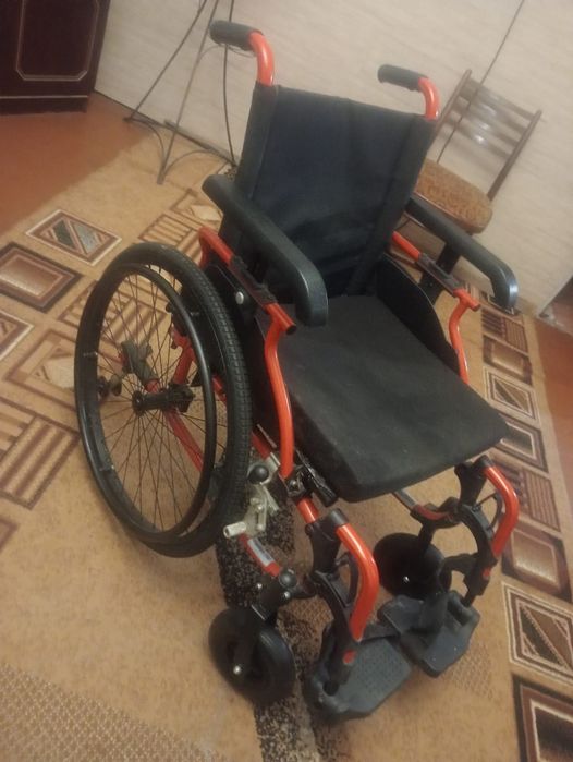 Продам две инвалидные коляски.