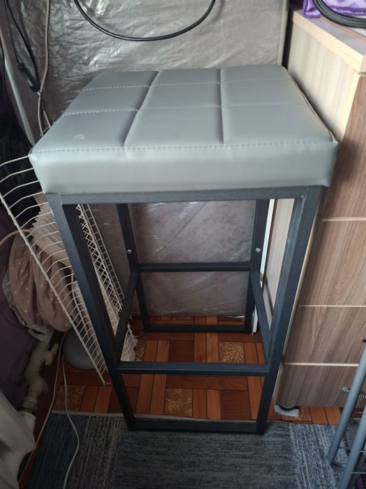 Продам барный стул за 8 тясяч,полка металическая  для всего за 8 тысяч