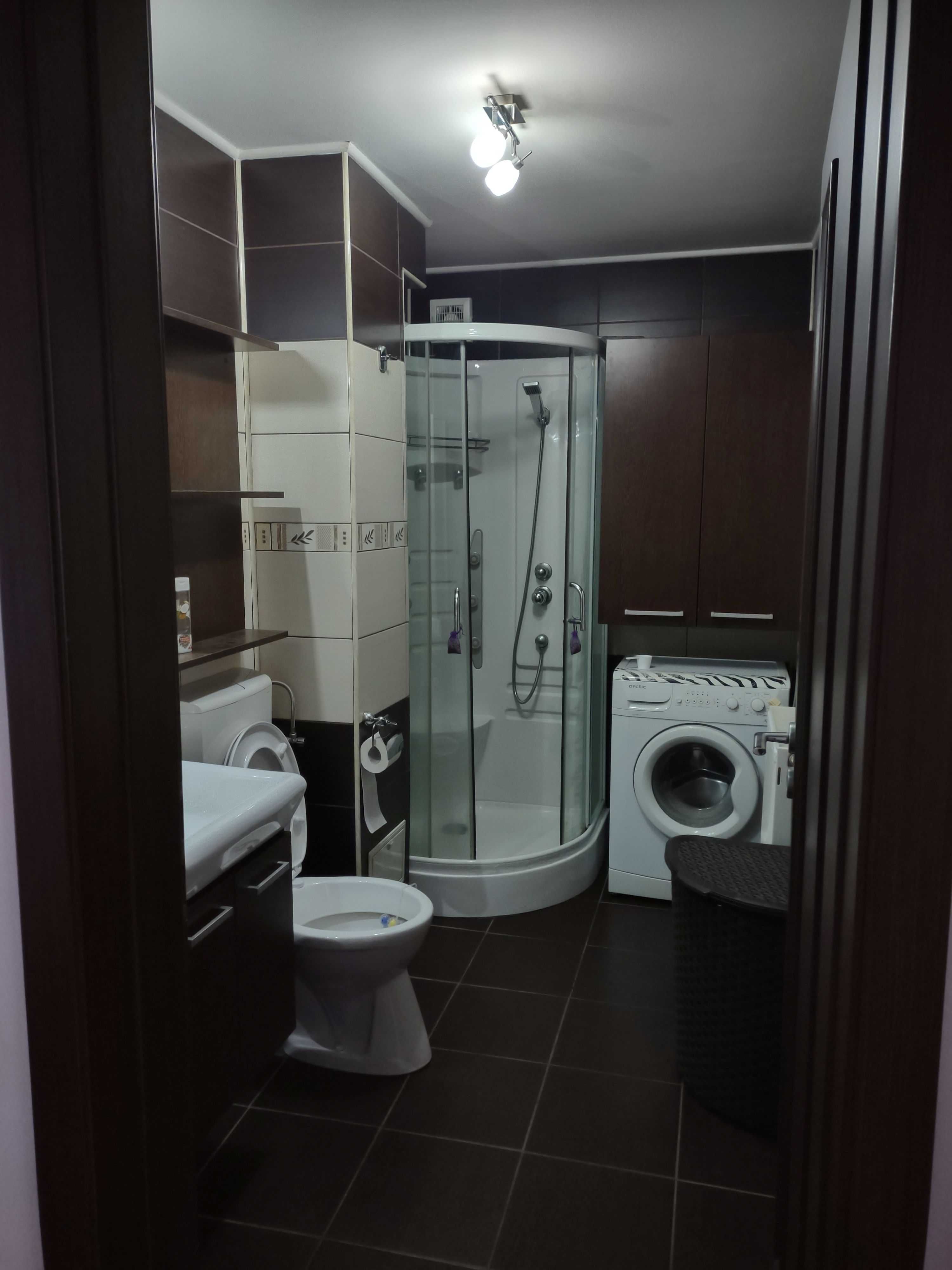 Proprietar inchiriez apartament 2 camere pe Bulevardul Revolutiei