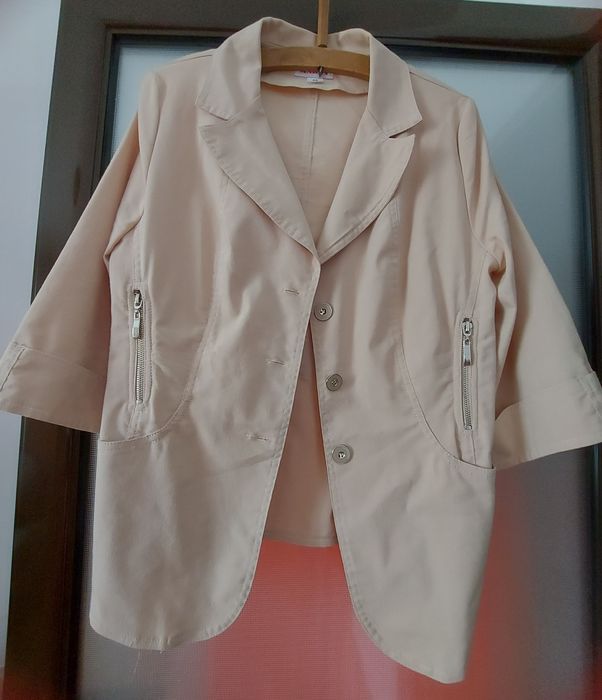 Blazer bej, marimea 42, in stare buna