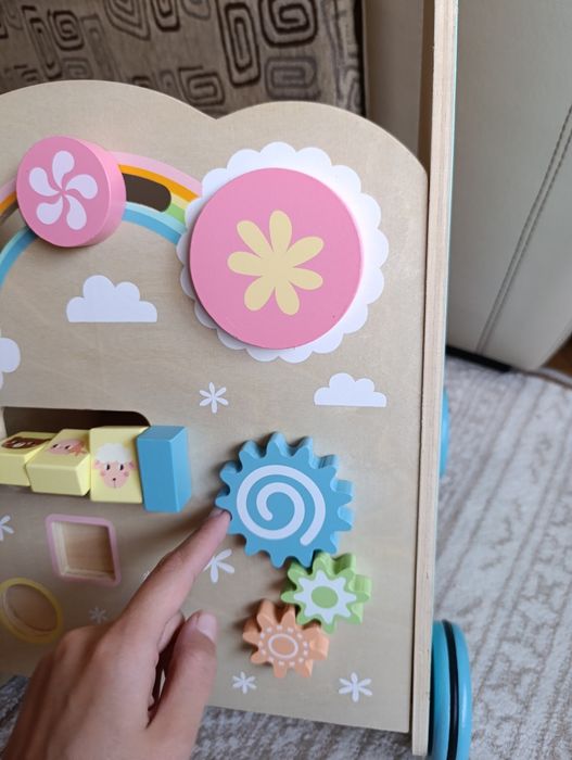 Antemergatoar din lemn cu activitati