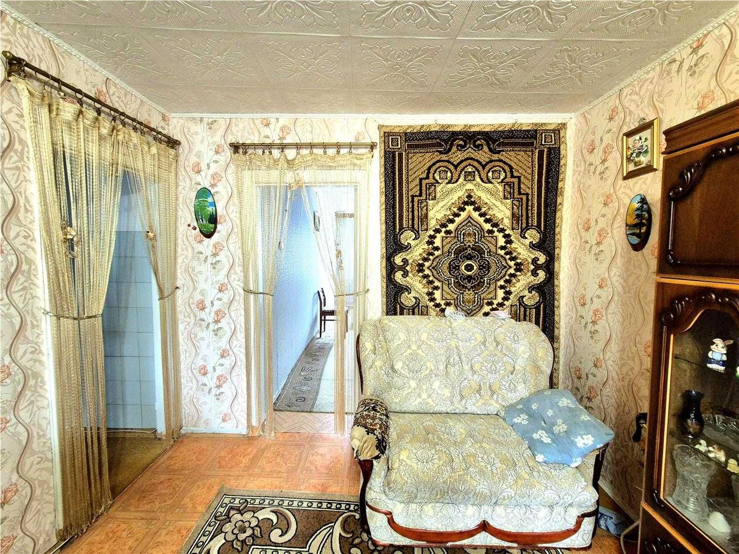 Продам 2 комн квартиру на 4 мкр возле маг Одежда.
на 4/5 эт