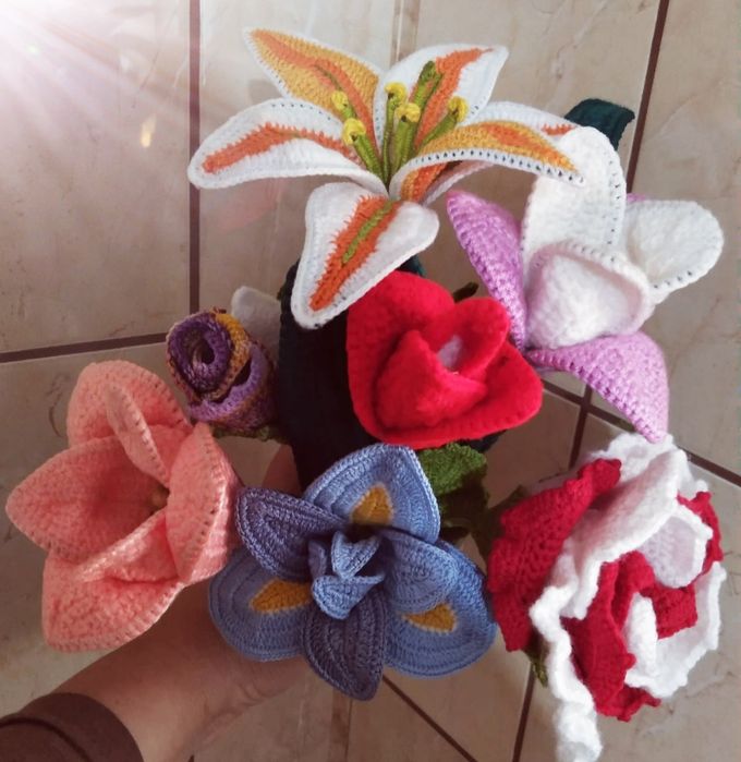 Mărțișoare și flori crosetate