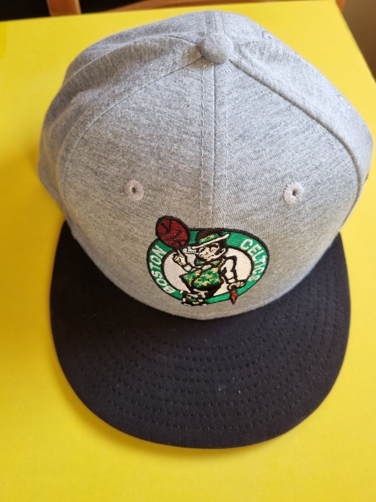 Sapca SnapBack S/M New Era Boston Celtics cozoroc drept negru/gri .