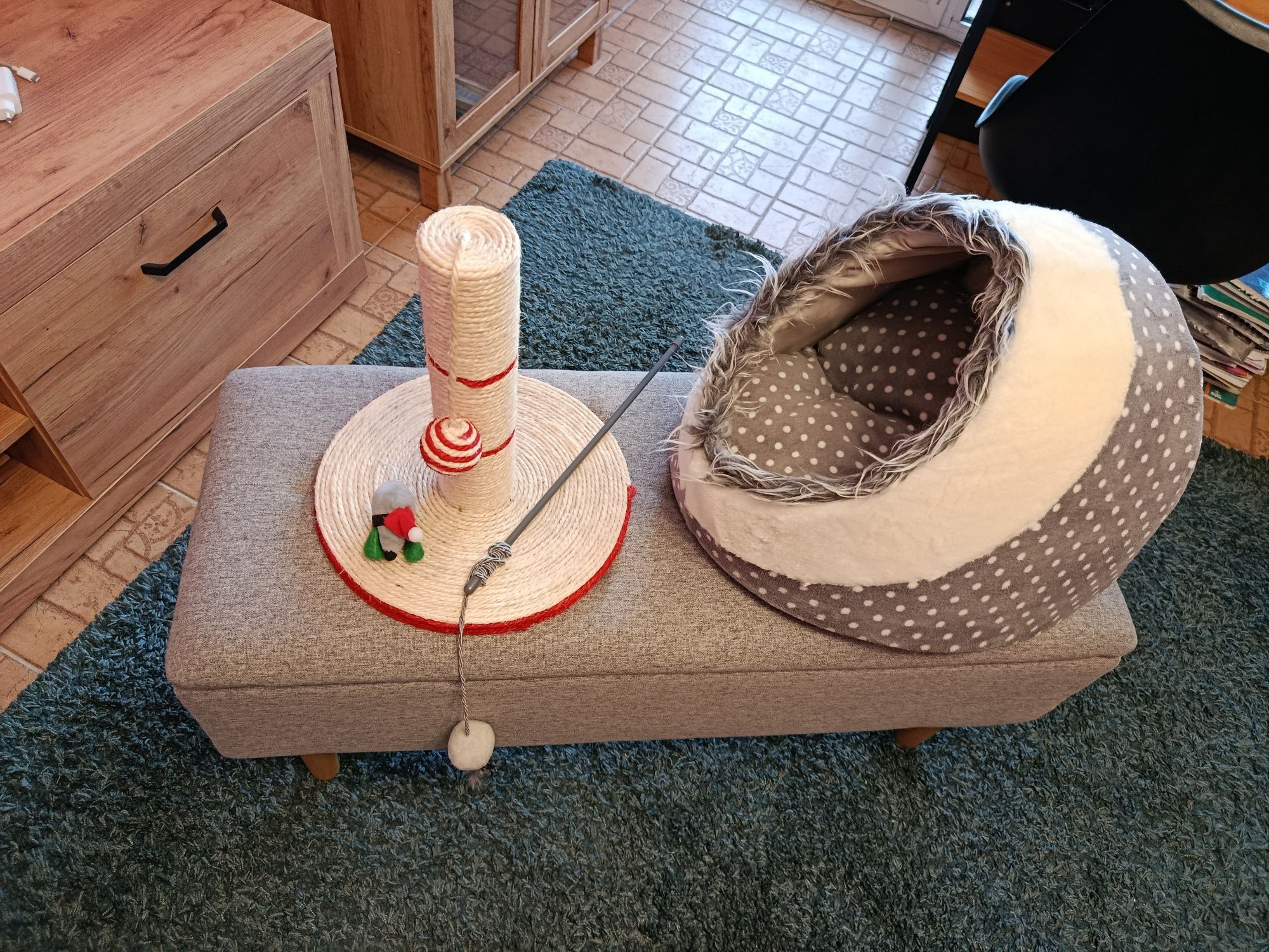 Легло за котка + играчки