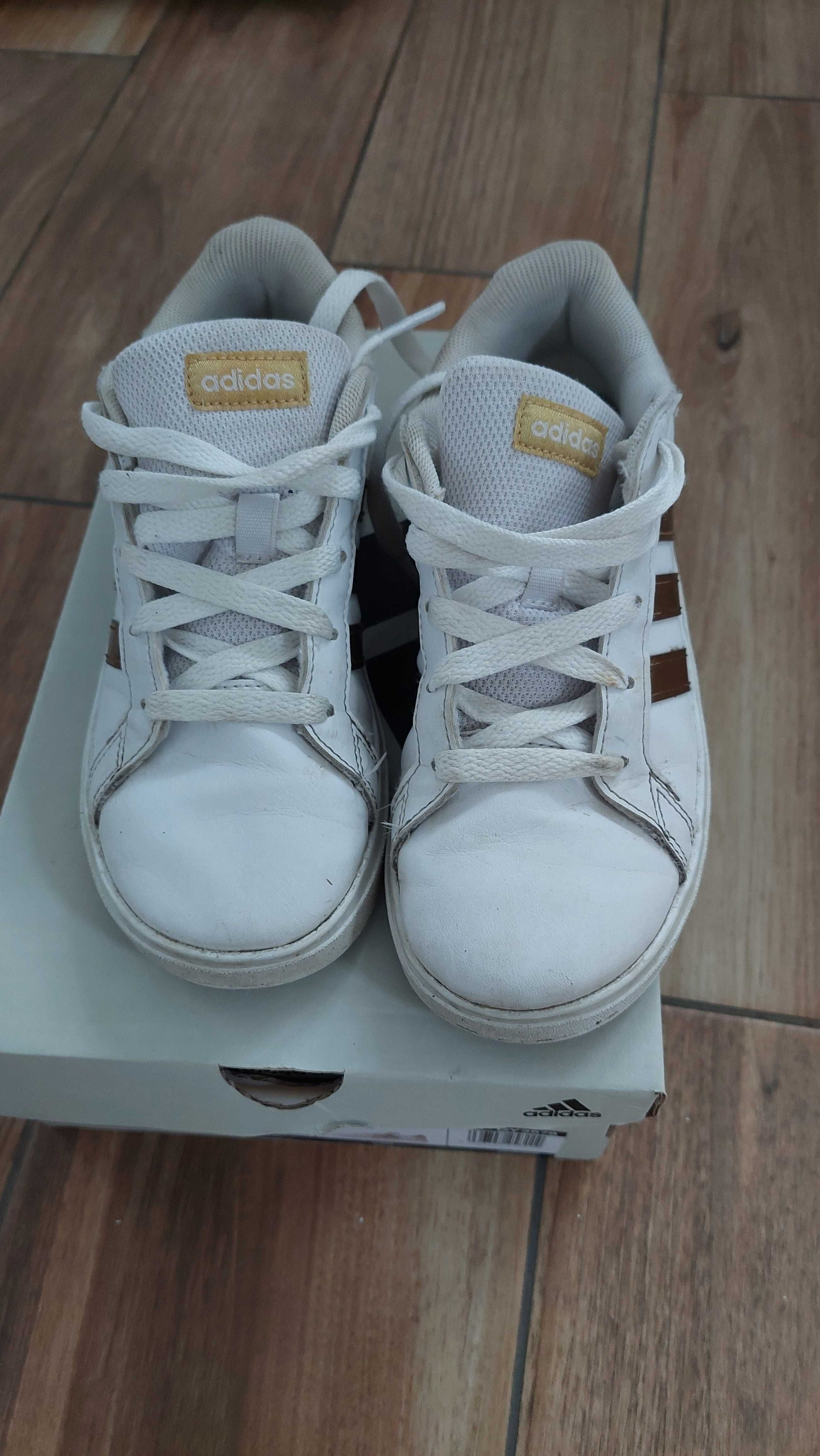 Оригинални детски маратонки Adidas 33н, бели със златисто