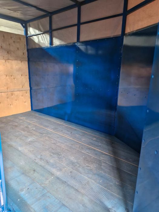 Продам прицеп коневозку новую