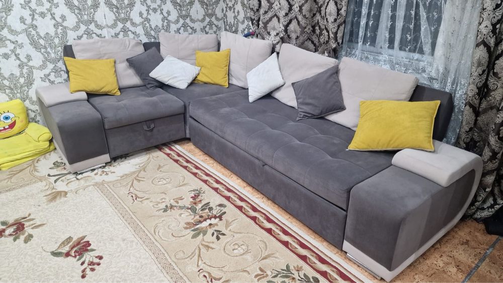 Диван угловой с подушками, летом заменила обшивку