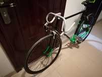 Bicicleta cursiera în restaurare, cu multe piese///ofer transport