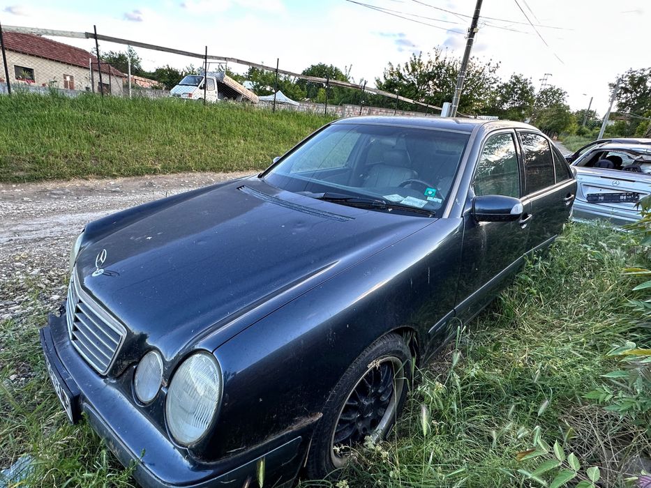 На части Mercedes E220 CDI автоматик работещ мотор