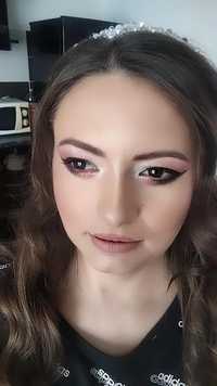 Rezerva acum o ședință de make-up la tine acasă