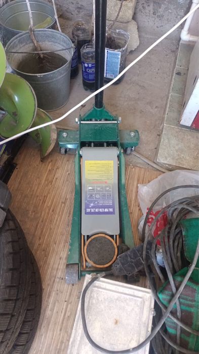 Продается домкрат для авто