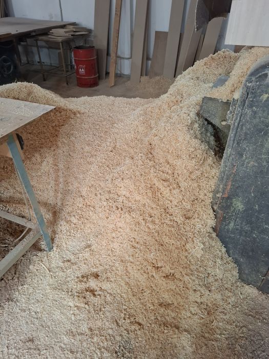 Опилки сосновые .