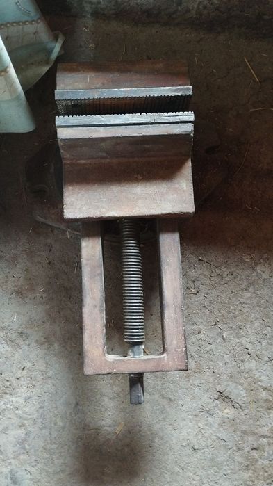 Tiski тиски sotiladi,  360 °  gradus aylanadi sastayani alo darajada.