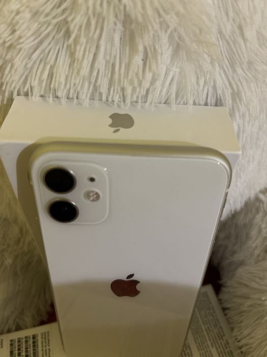 Vand iPhone 11 in stare impecabila , folosit inca de la inceput cu hus