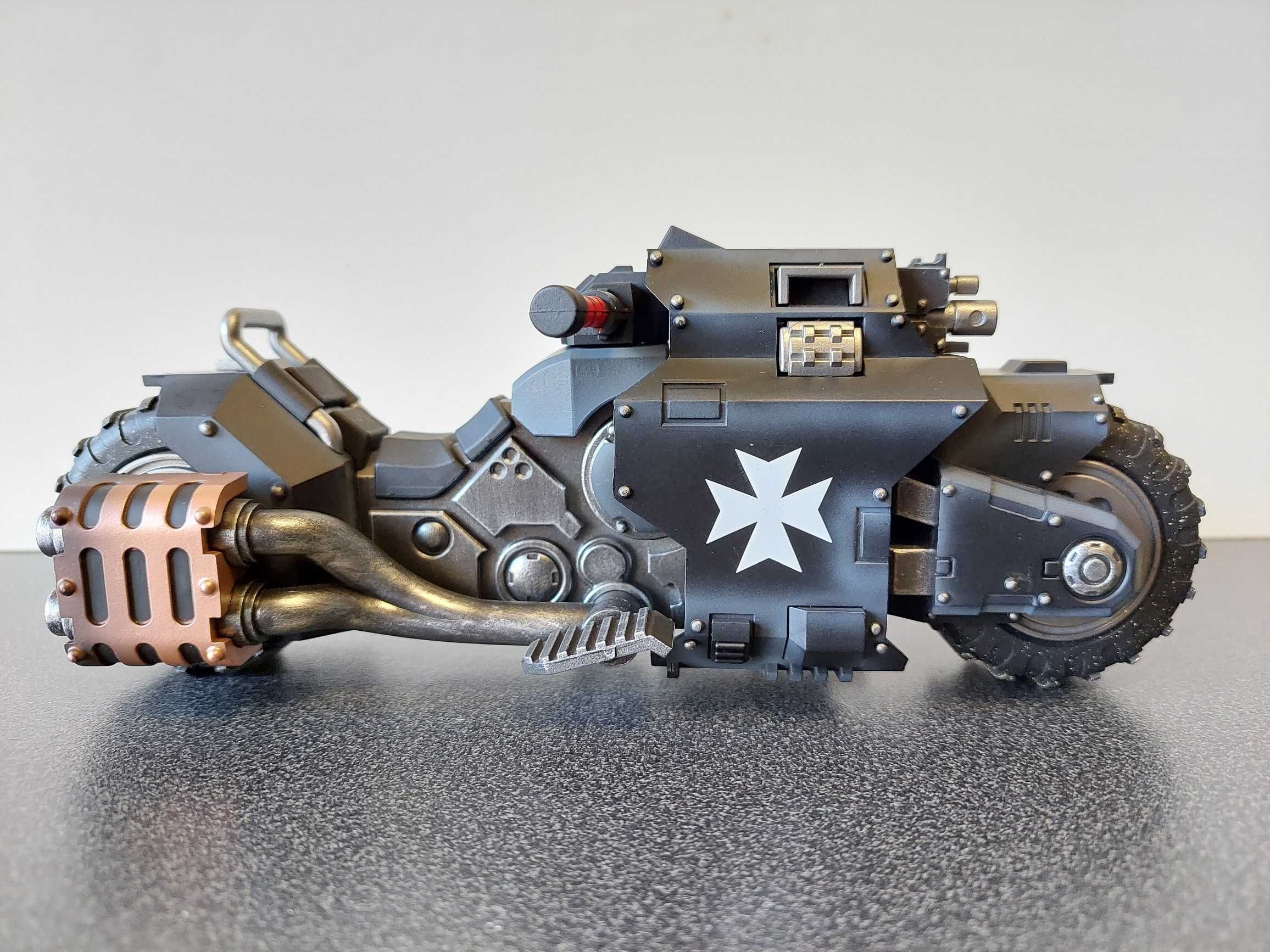 Warhammer 40K - Black Templars Outrider Bike - 1/18 - JoyToy