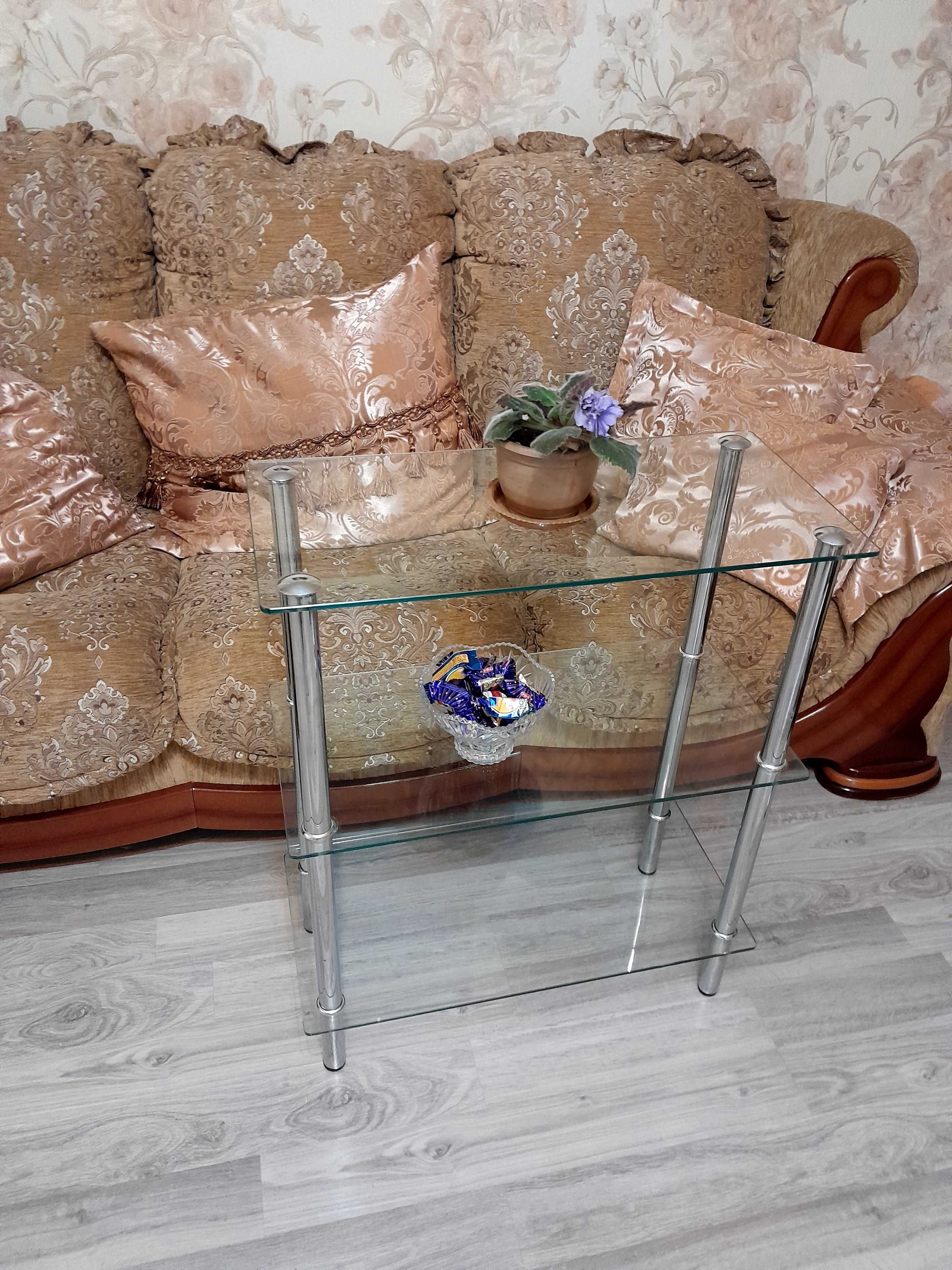 Продам  2 стеклянных   столика .