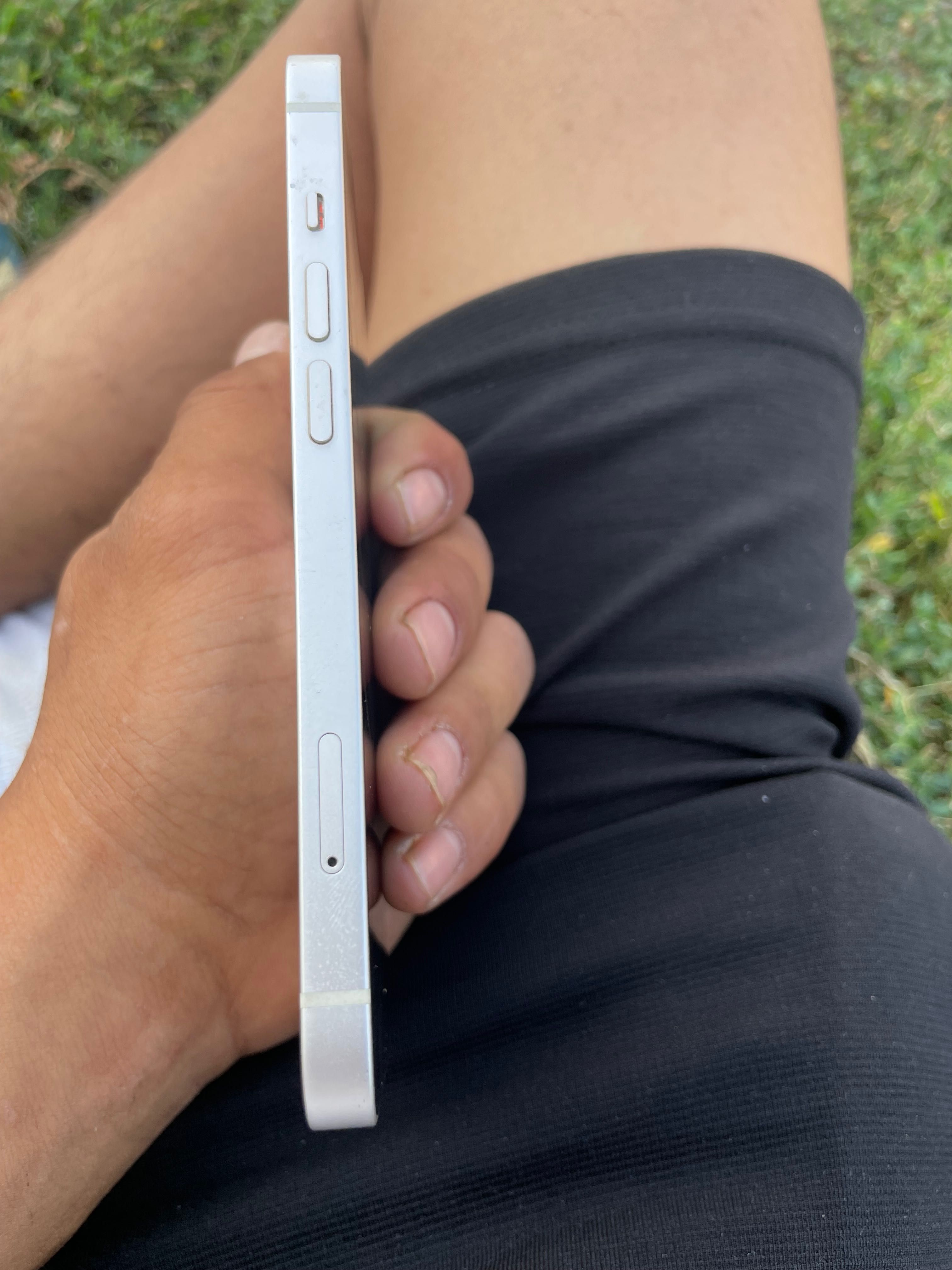 iPhone 13 продава се